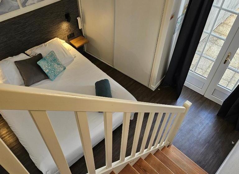 חדר סטנדרט לשלושה, Du Port