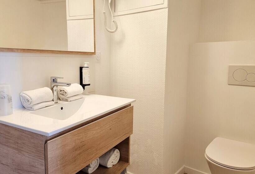 חדר סטנדרט לשלושה, Du Port