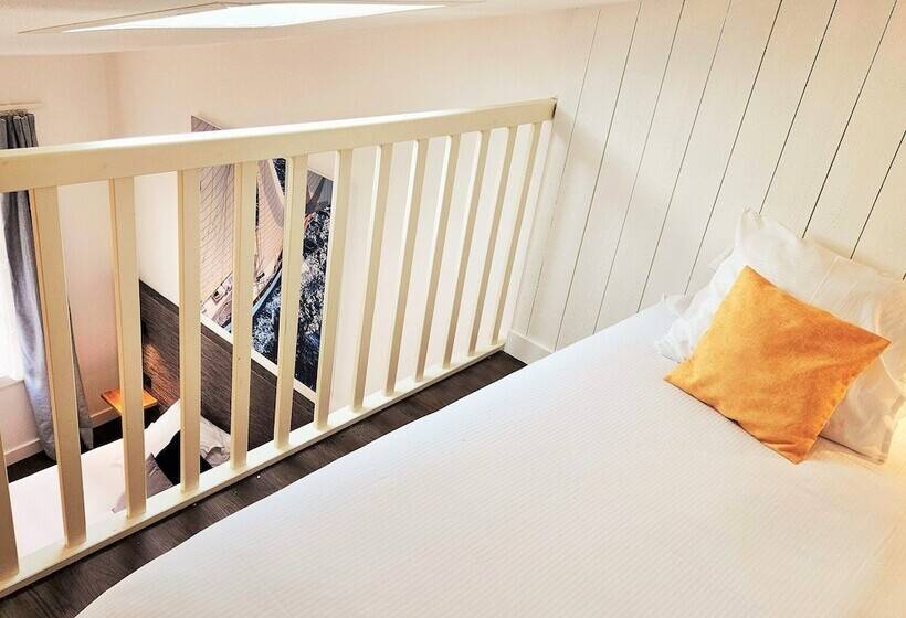 חדר סטנדרט לשלושה, Du Port