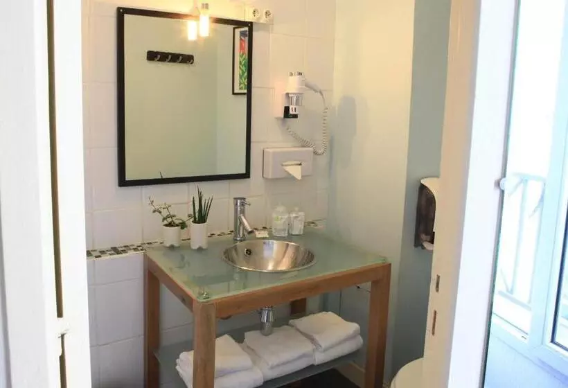 トリプルクラシックルーム, Logis Hôtels  Hôtel Marguerite D Anjou Angers Château