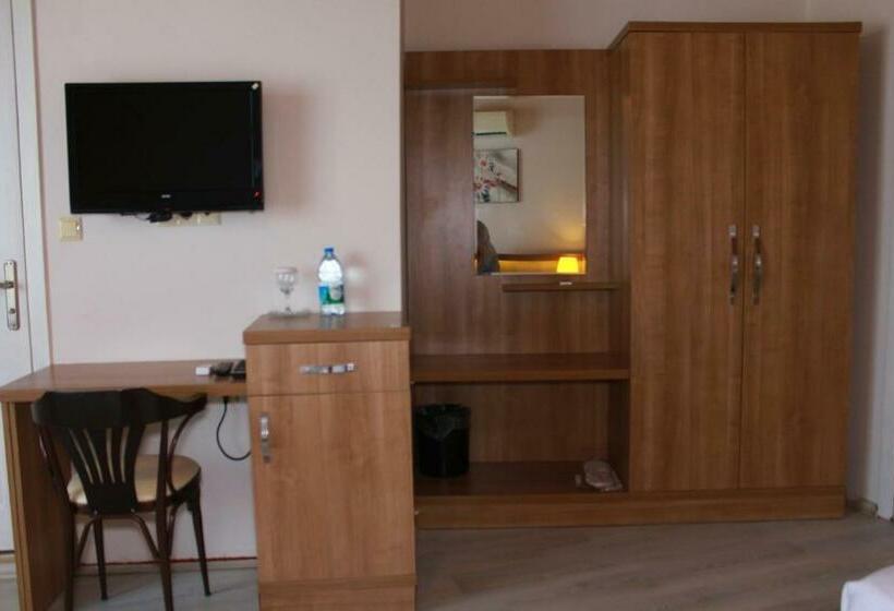 エコノミー4人部屋, Sinopsis Resort Otel