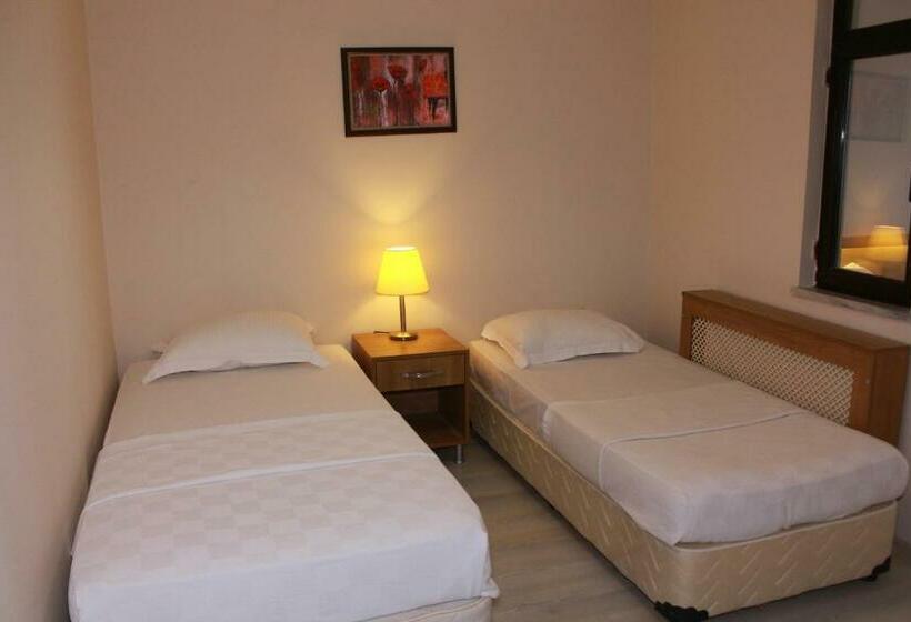 エコノミー4人部屋, Sinopsis Resort Otel