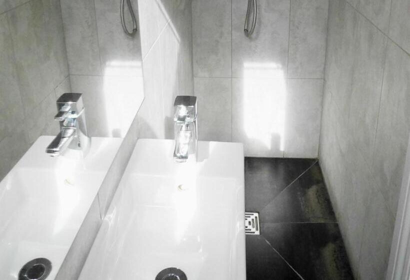 اتاق استاندارد با سرویس بهداشتی مشترک, Kew Studios And Rooms