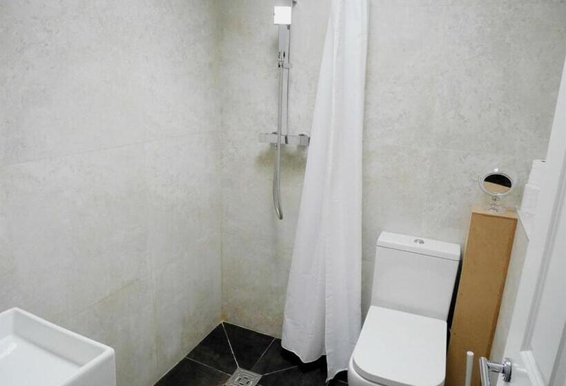 اتاق استاندارد سه نفره, Kew Studios And Rooms