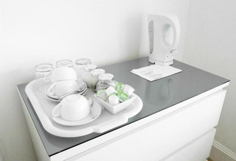 اتاق استاندارد سه نفره, Kew Studios And Rooms