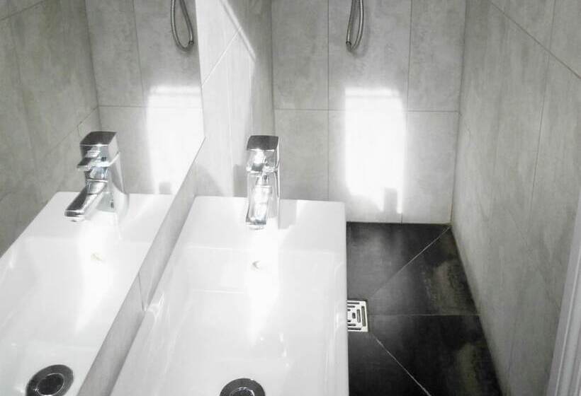 اتاق استاندارد با سرویس بهداشتی مشترک, Kew Studios And Rooms