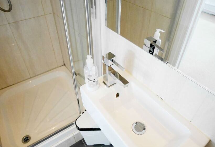 اتاق استاندارد چهار تخته, Kew Studios And Rooms