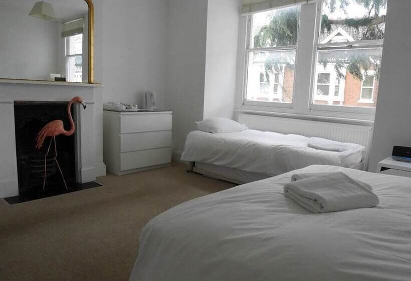 اتاق استاندارد سه نفره, Kew Studios And Rooms