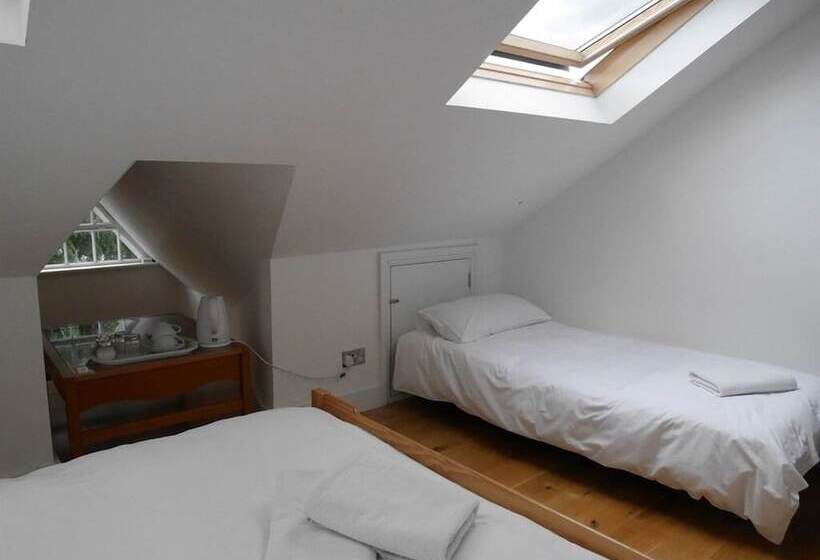 اتاق استاندارد سه نفره, Kew Studios And Rooms