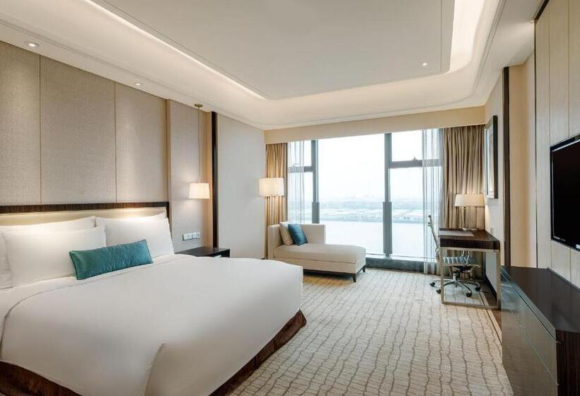 キングサイズベッドのデラックスルーム, Crowne Plaza Guangzhou Zengcheng, An Ihg Hotel  Canton Fair Free Shuttle Bus