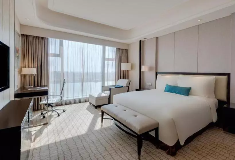 キングサイズベッドのデラックスルーム, Crowne Plaza Guangzhou Zengcheng, An Ihg Hotel  Canton Fair Free Shuttle Bus