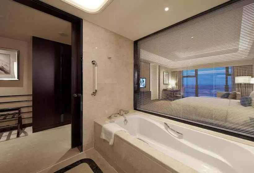 Deluxe room with river view, Crowne Plaza Guangzhou Zengcheng, An Ihg Hotel  Canton Fair Free Shuttle Bus