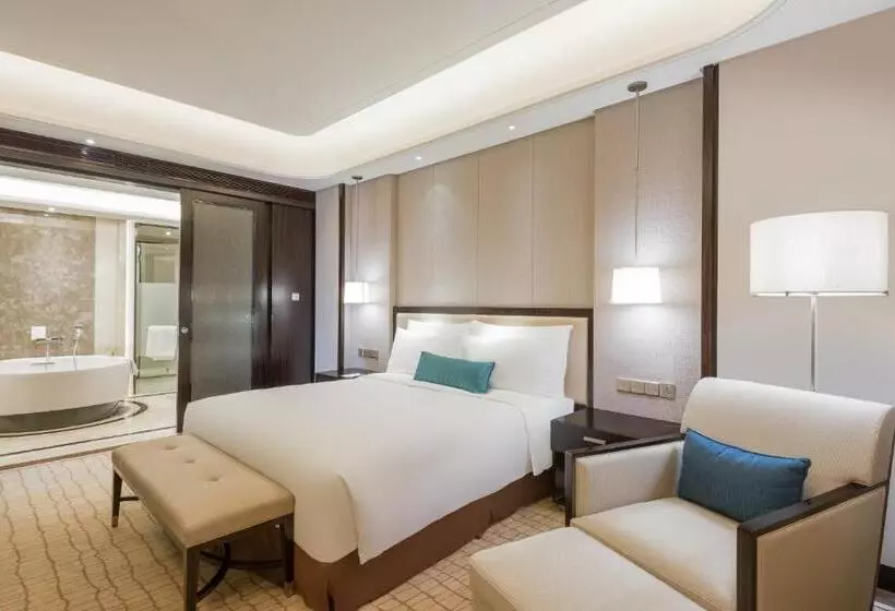 キングサイズベッドのデラックスルーム, Crowne Plaza Guangzhou Zengcheng, An Ihg Hotel  Canton Fair Free Shuttle Bus