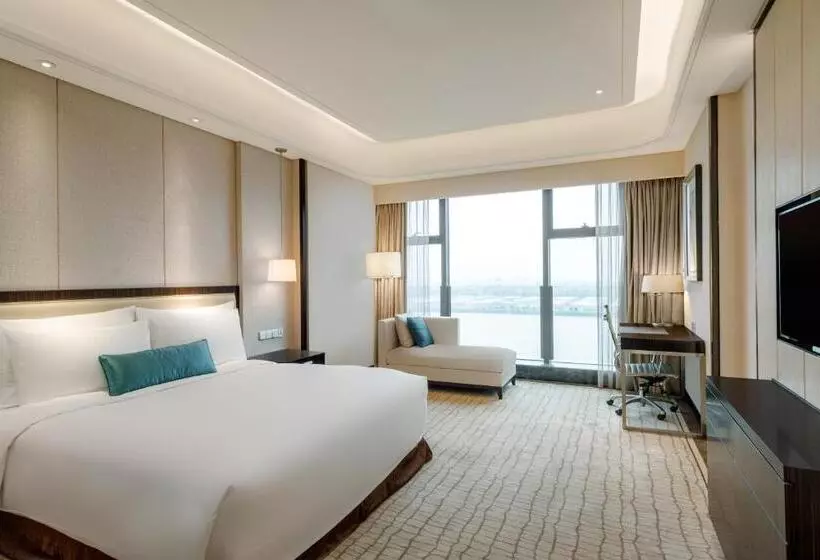 キングサイズベッドのデラックスルーム, Crowne Plaza Guangzhou Zengcheng, An Ihg Hotel  Canton Fair Free Shuttle Bus