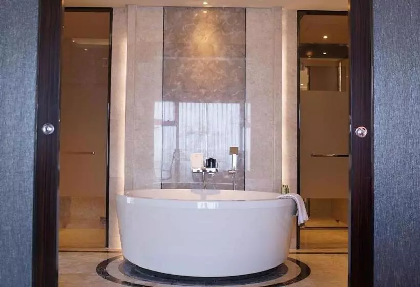 キングサイズベッドのデラックスルーム, Crowne Plaza Guangzhou Zengcheng, An Ihg Hotel  Canton Fair Free Shuttle Bus