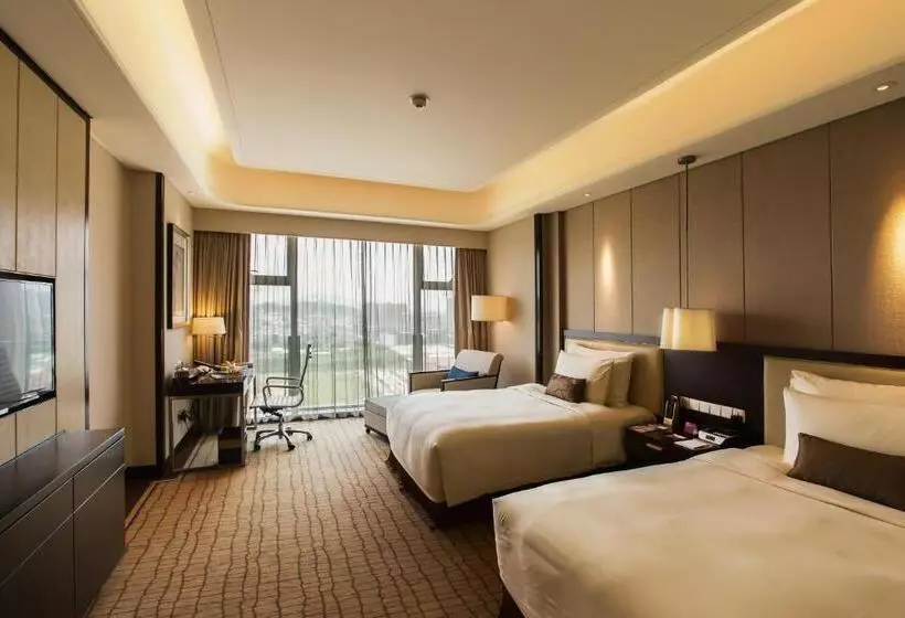 Deluxe room with river view, Crowne Plaza Guangzhou Zengcheng, An Ihg Hotel  Canton Fair Free Shuttle Bus