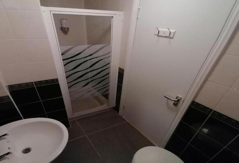 标准间, Livingston Lodge