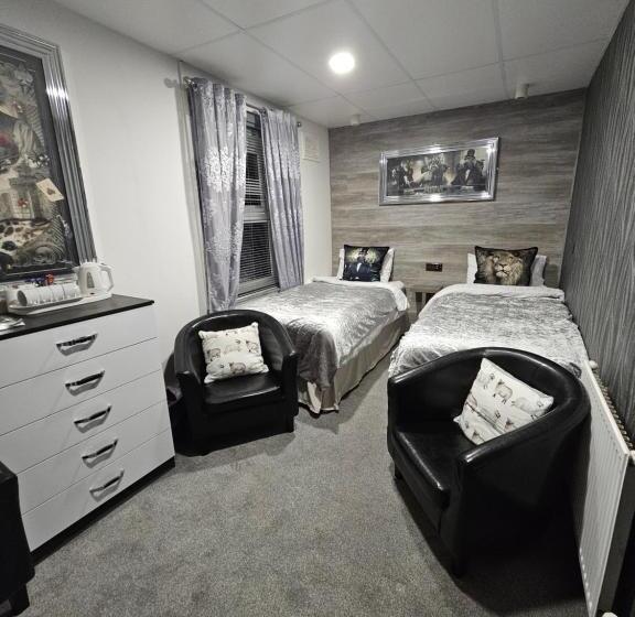 חדר דלוקס לשלושה, Kings Boutique