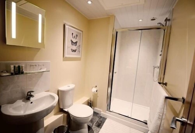 غرفة قياسية ثلاثية, The Coaching Barns