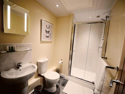 غرفة قياسية ثلاثية, The Coaching Barns