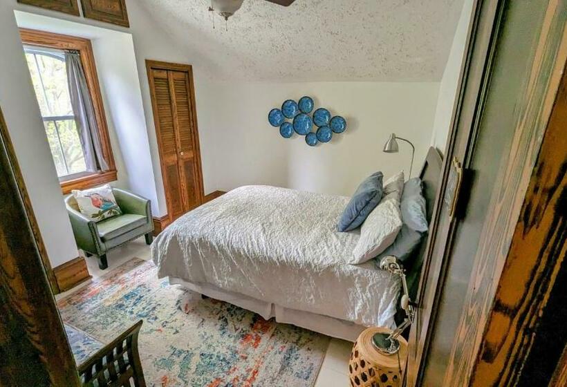 غرفة قياسية, Master Bedroom In A 150 Year Old Victorian House