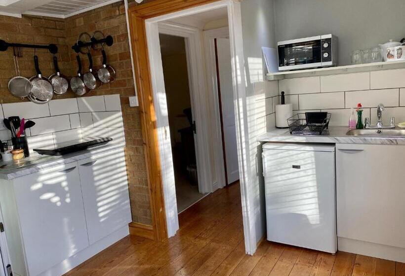 شقة غرفة واحدة, Fourwinds B&b