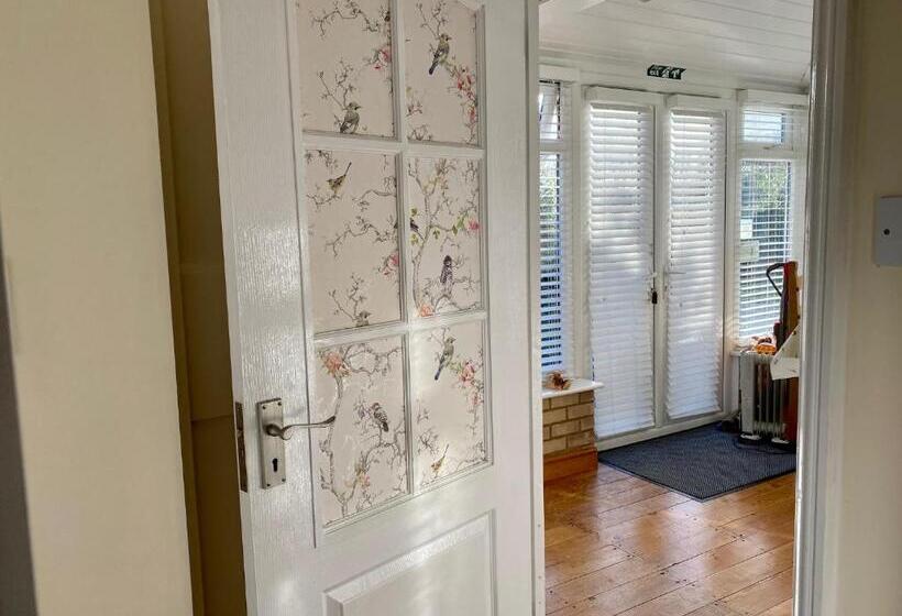 شقة غرفة واحدة, Fourwinds B&b