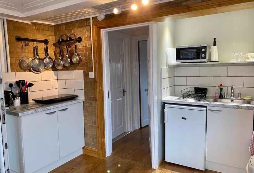 شقة غرفة واحدة, Fourwinds B&b