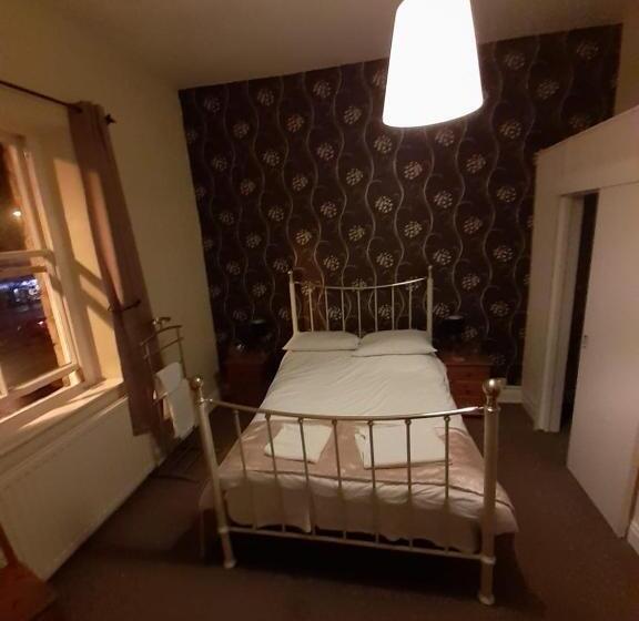 חדר דלוקס, Coach And Horses