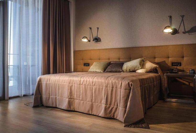 اتاق استاندارد با چشمانداز دریا, M1 Club