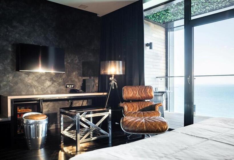 اتاق استاندارد با چشمانداز دریا, M1 Club