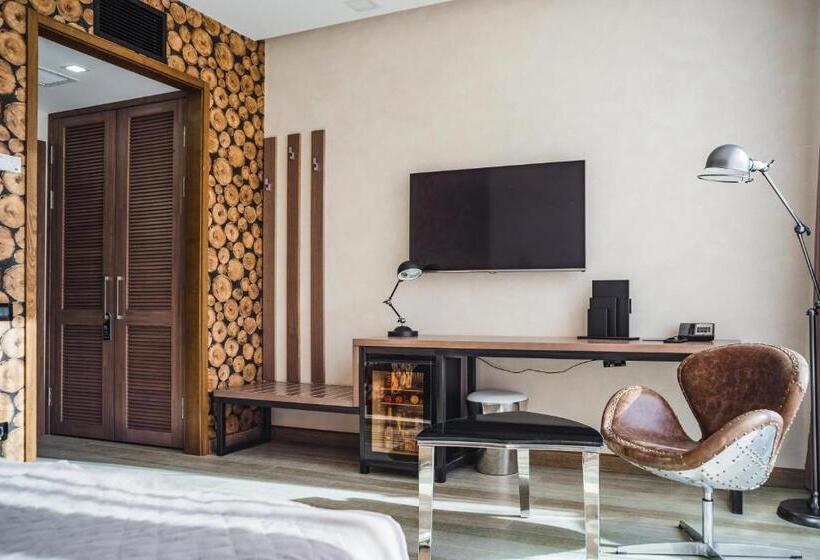 اتاق استاندارد یک تخته برای معلولان, M1 Club