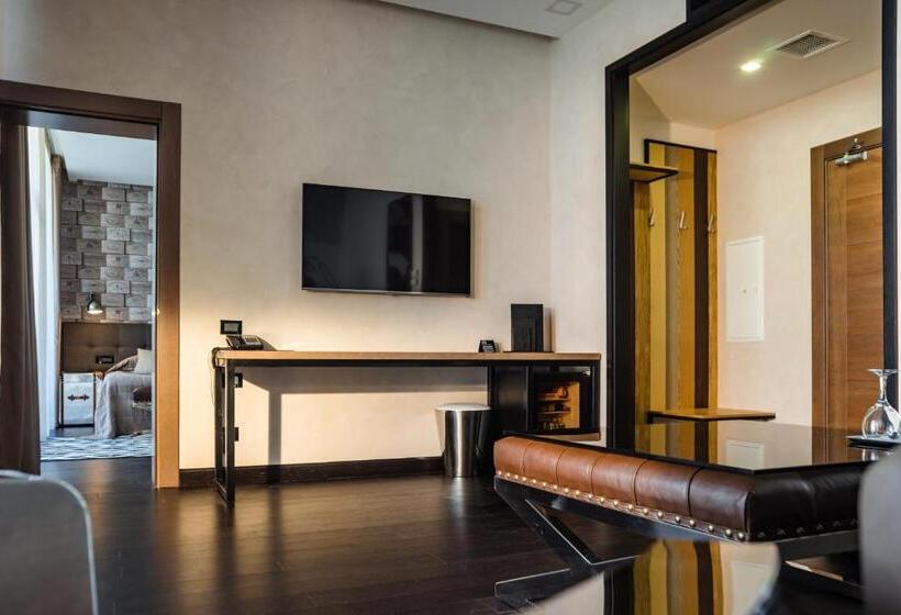 سوییت جونیور با چشمانداز دریا, M1 Club