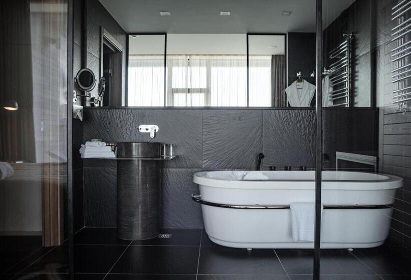 سوییت جونیور با چشمانداز دریا, M1 Club