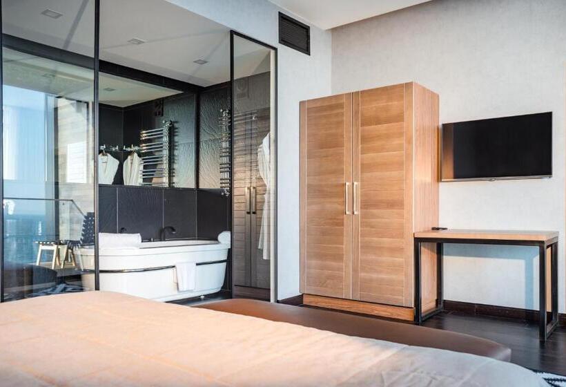 سوییت جونیور با چشمانداز دریا, M1 Club