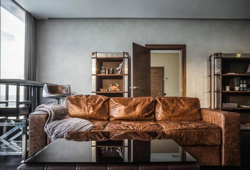 سوییت با چشمانداز دریا, M1 Club