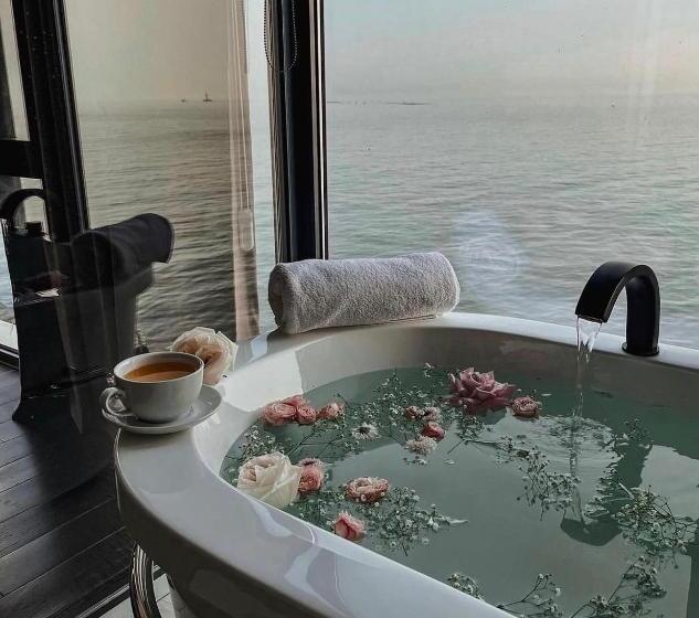 سوییت با چشمانداز دریا, M1 Club