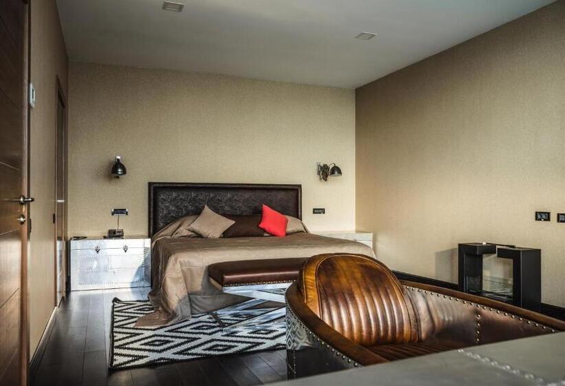 سوییت با چشمانداز دریا, M1 Club