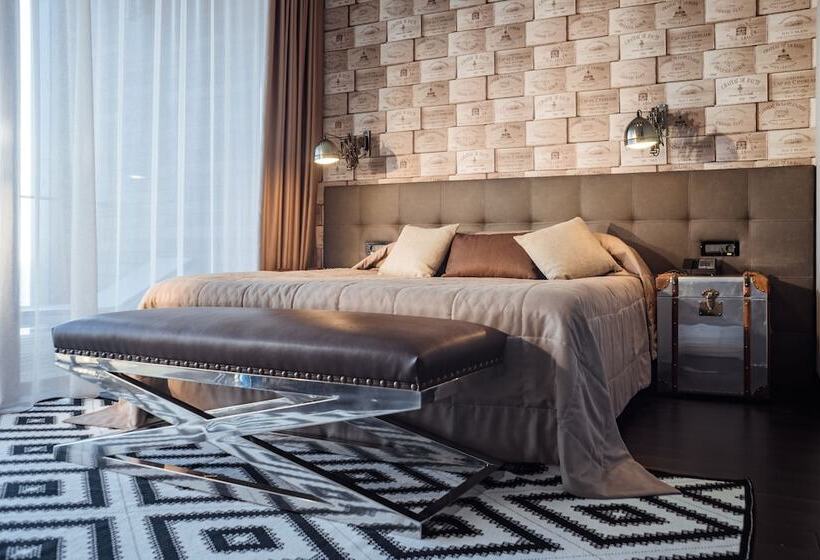 سوییت جونیور با چشمانداز دریا, M1 Club