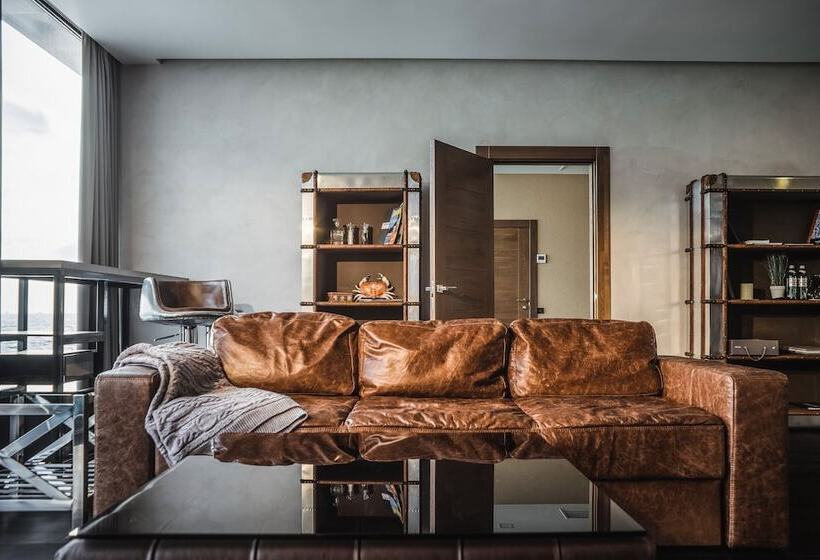 سوییت با چشمانداز دریا, M1 Club