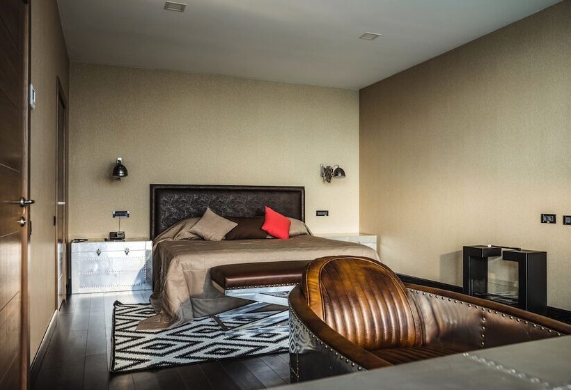 سوییت با چشمانداز دریا, M1 Club