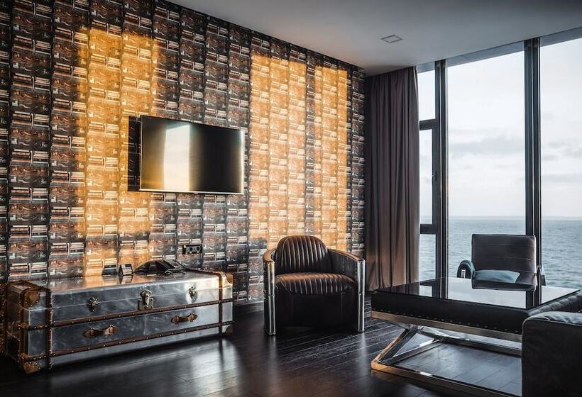 سوییت با چشمانداز دریا, M1 Club