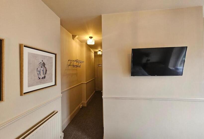 חדר סטנדרט, The Golden Cross