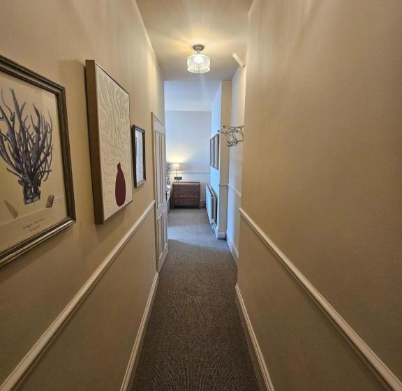 חדר סטנדרט, The Golden Cross