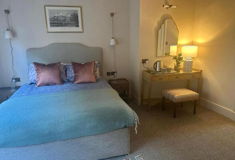 חדר סטנדרט לארבעה, The Golden Cross