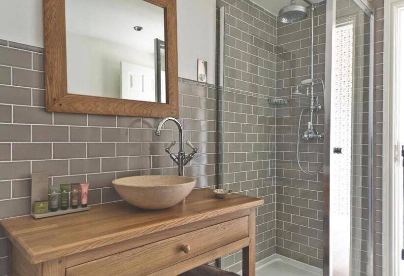 패밀리 룸, The Old Drum