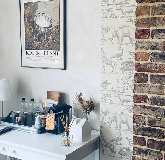 디럭스 룸, The Old Drum