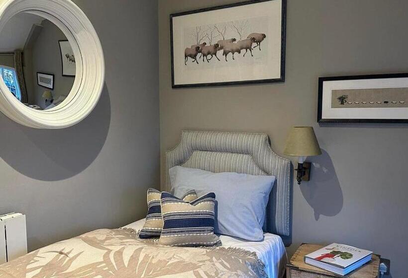 디럭스 룸, The Old Drum