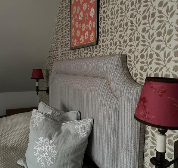 디럭스 룸, The Old Drum