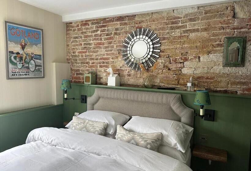 디럭스 룸, The Old Drum